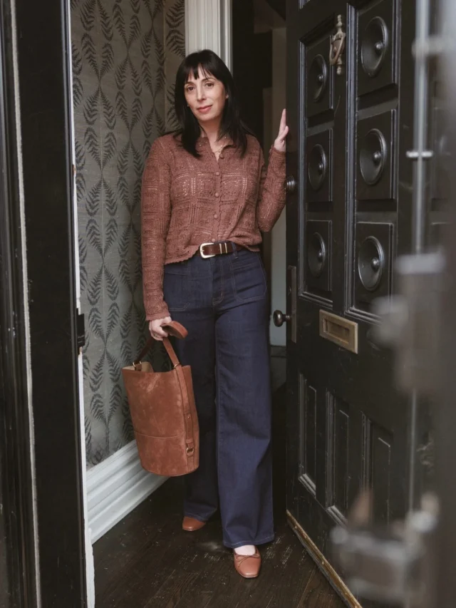 Sunday Links I Love ❤️ are up on the blog! 

Grab your coffee and croissants 🥐 and join me. 

Some of my favorites include:
How far does $1000 get you in Paris?
5 ways to make every day more meaningful 
Mandy Moore’s LA home and the story of how she rebuilt after the fires last January 
The 🇫🇷 French pin is replacing the claw clip
Love languages ❤️ by generation

Plus, the best President’s Day sales to shop

Comment LINK and I will send you the post 

Photos @yulia_sribna 
Sweater and denim @frame 
Bag @sezane