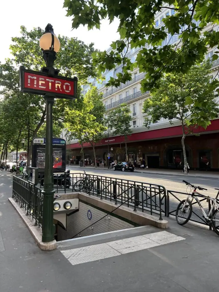 Paris metro system. How to get around Paris